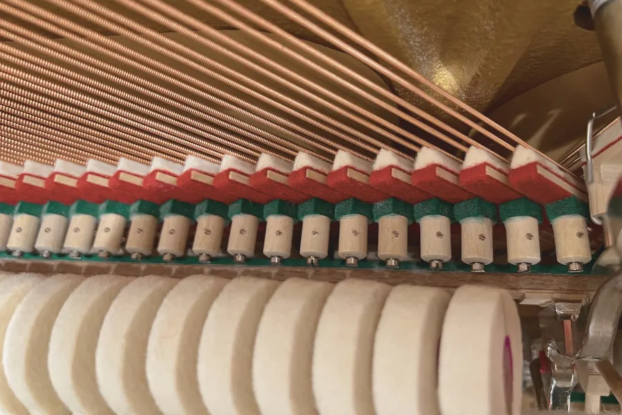 認證技師進行鋼琴音高修正